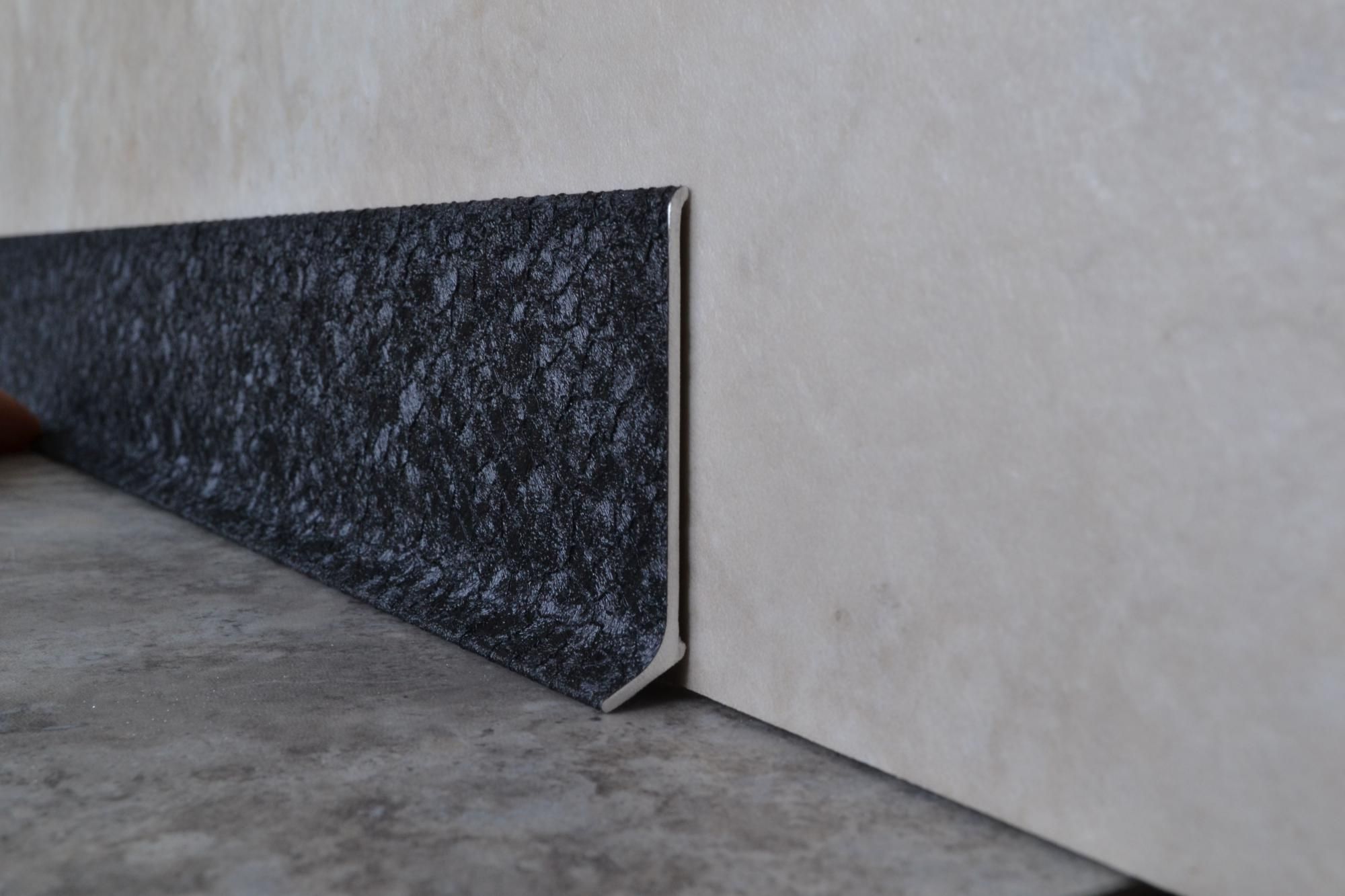 Плинтус алюминиевый L-образный текстура кожи черная (2500*11*60 мм) — купить в Таганроге