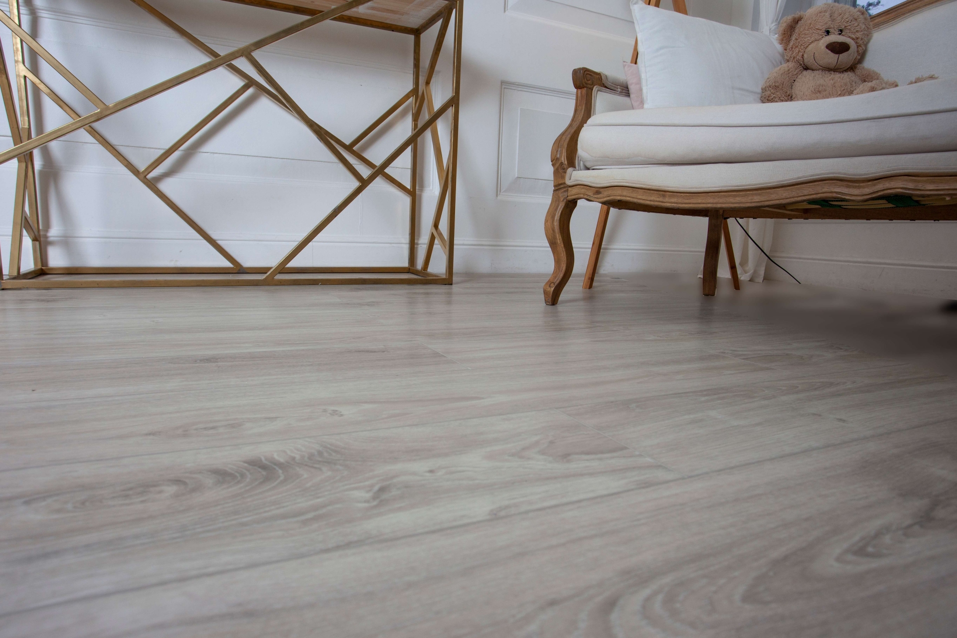 Усовершенствованная кварц-виниловая плитка «Damy Floor» Дуб Белый (1227*187*2,5 мм) — купить в Таганроге